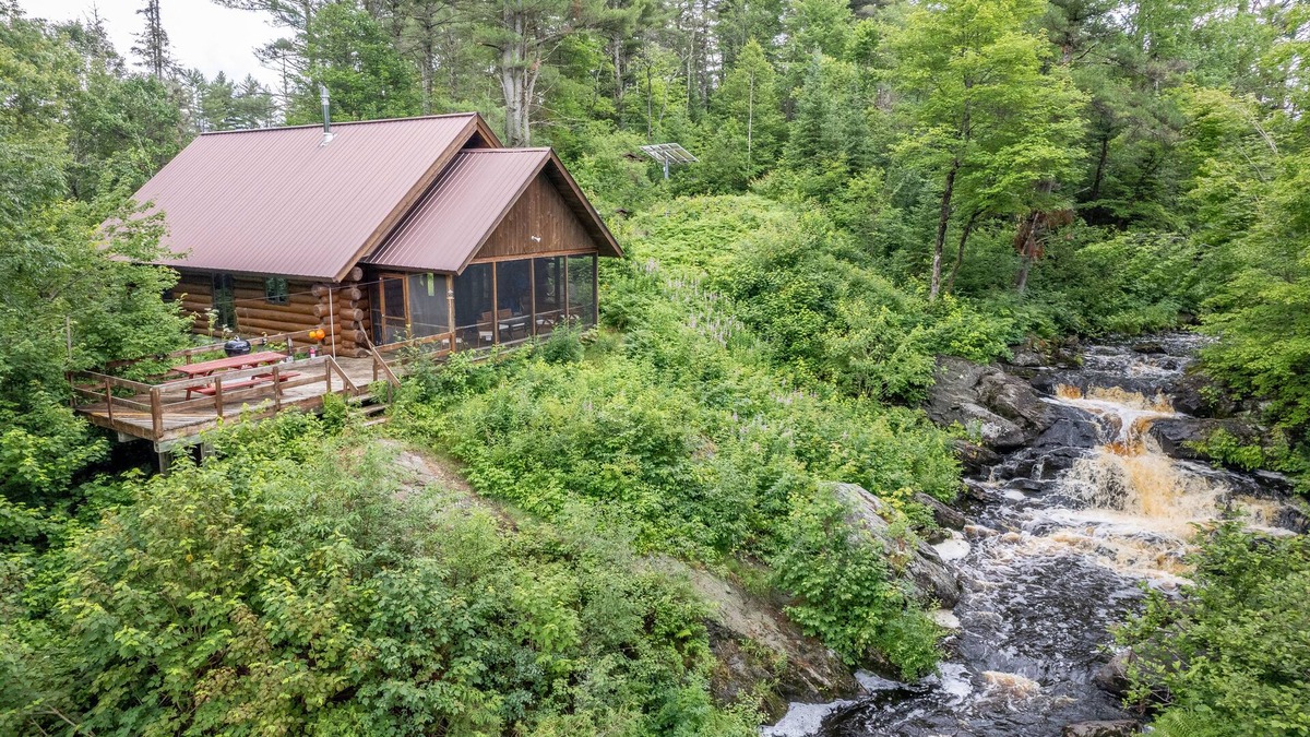 Covington Cabin | Tioga Falls Cabin: The Ultimate Fall Getaway – Waterfalls & Vibrant Leaves!