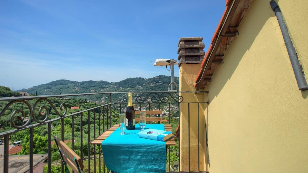 Costa dʼOneglia Apartment | Tipica Casa Ligure in Borgo Antico