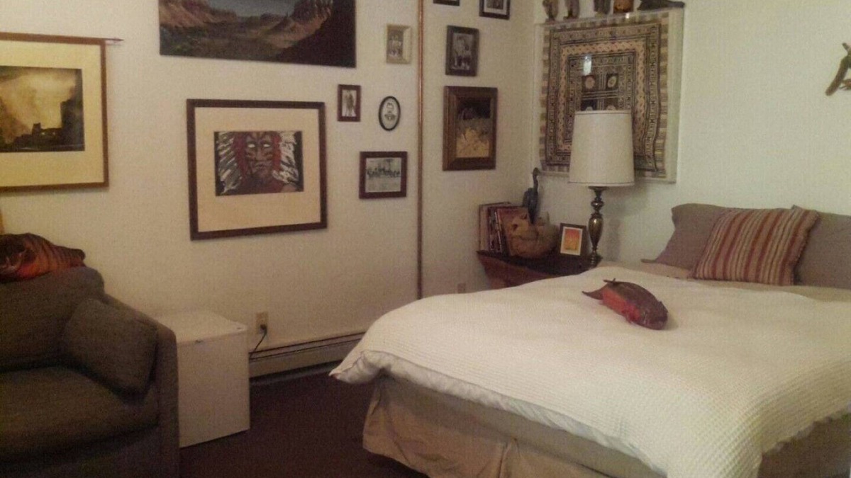 Winamac Cabin | TIPPECANOE ROOM Individual Rental. 1 QUEEN BED, 2 GUESTS ONLY ROOM