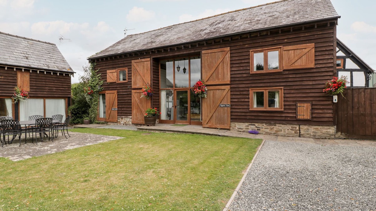 Leominster Cottage | TIPPETS VIEW, family friendly, character holiday cottage in Luntley