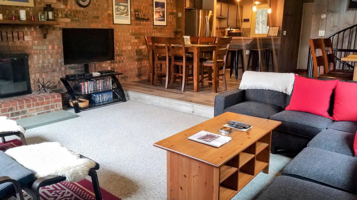 Stowe Area House | TIPS UP TOWNHOME-4BD 2.5BA-IDEAL STOWE LOCATION-5MI TO MOUNTAIN-3MI TO DOWNTOWN