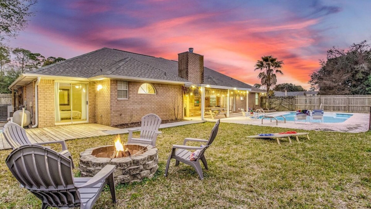 Gulf Breeze House | Tipsy Tiki Escape: Pool, Games & close to beach!