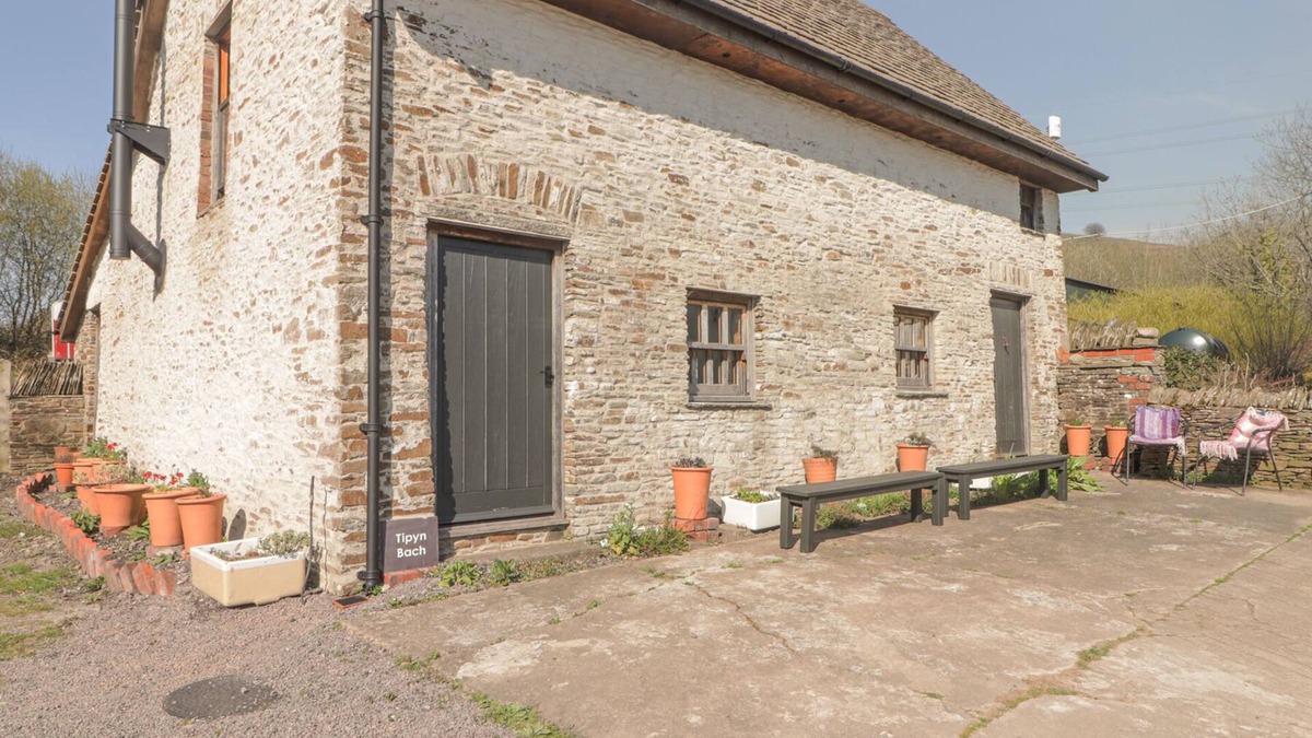 Bedwas Trethomas & Machen House | TIPYN BACH, pet friendly, character holiday cottage in Bedwas