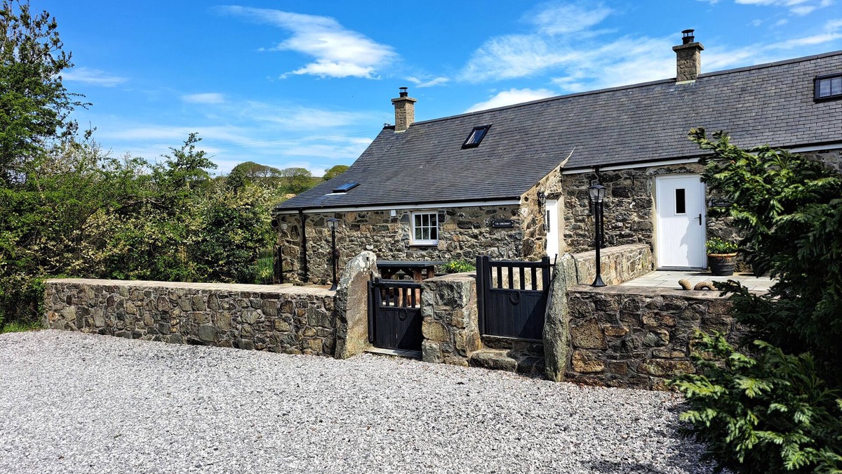 Garn Fadryn House | TIR EIRONWY, pet friendly, with a garden in Nefyn