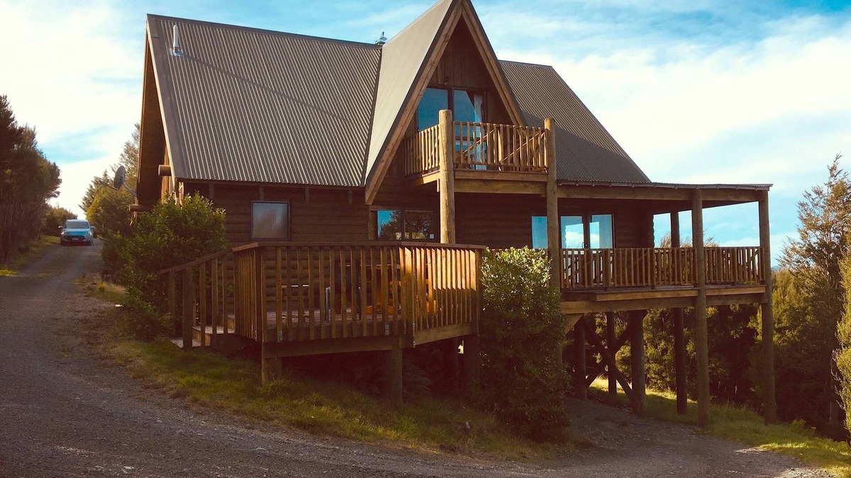 Mt Lyford House | Tiraki lodge, big log chalet with amazing 180o views from your lounge.