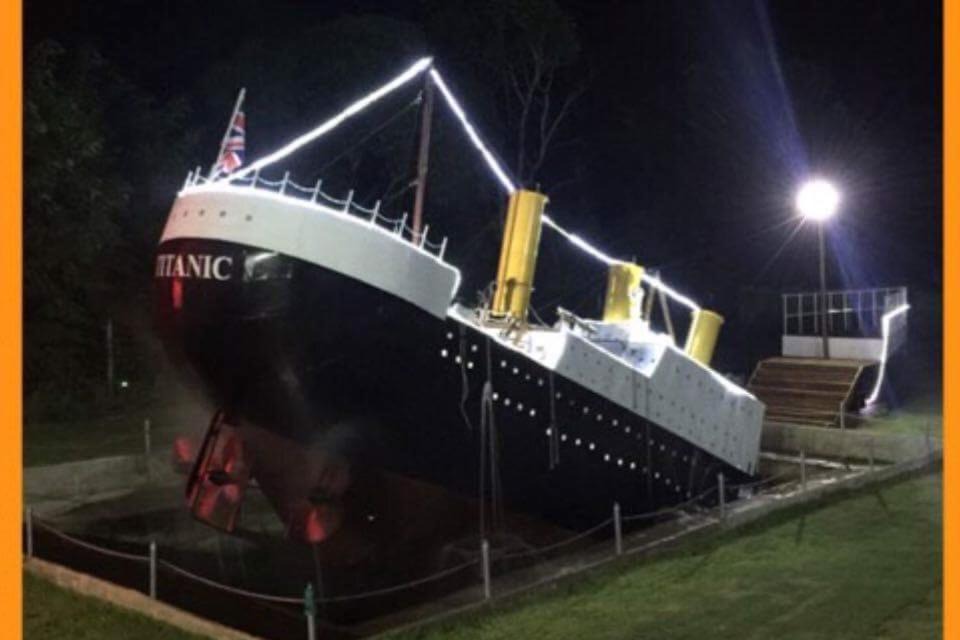 Suan Phueng Bed & Breakfast | Titanic Park