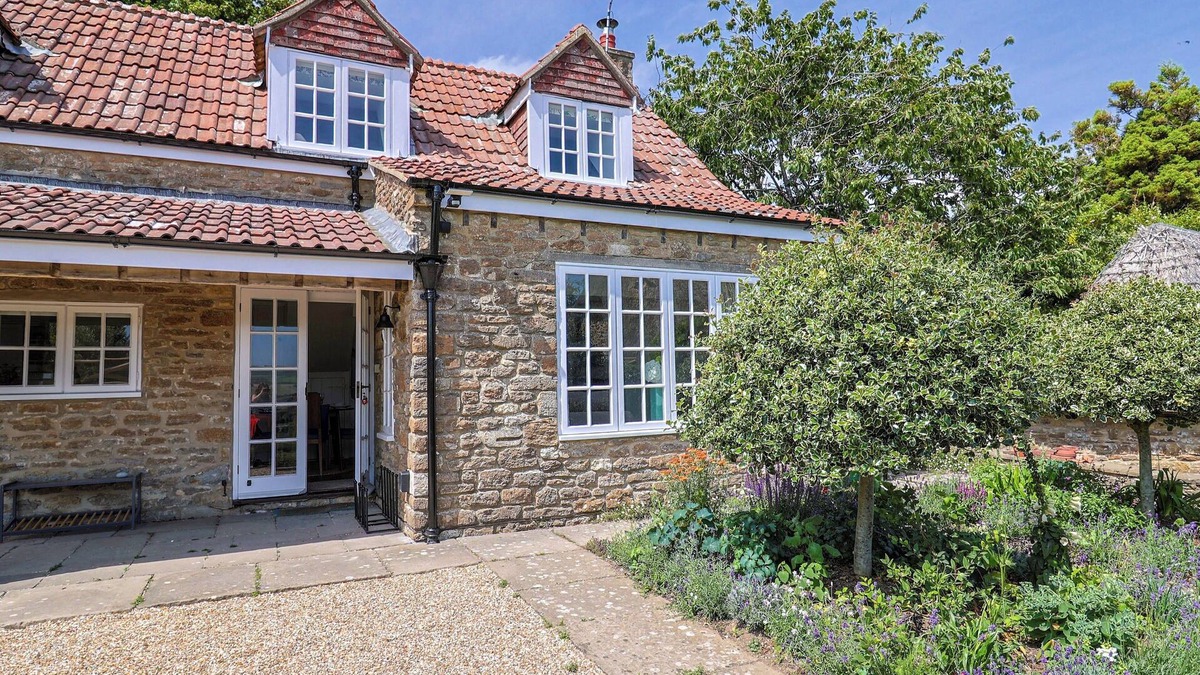 West Compton Cottage | TITHE BARN COTTAGE, pet friendly, with open fire in Burton Bradstock