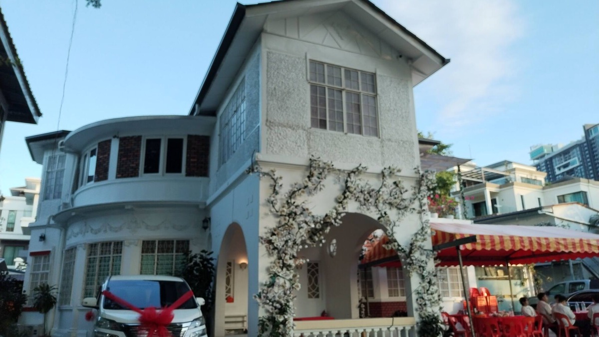 Titiwangsa House | Titiwangsa Villa . Spacious with 12 bedrooms attached bathrooms , Free Wi Fi .
