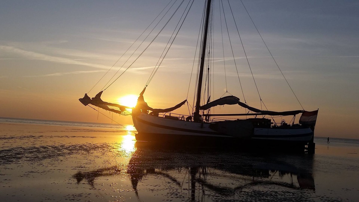 Enkhuizen Boat Rental | tjalk hunting pelican Enkhuizen