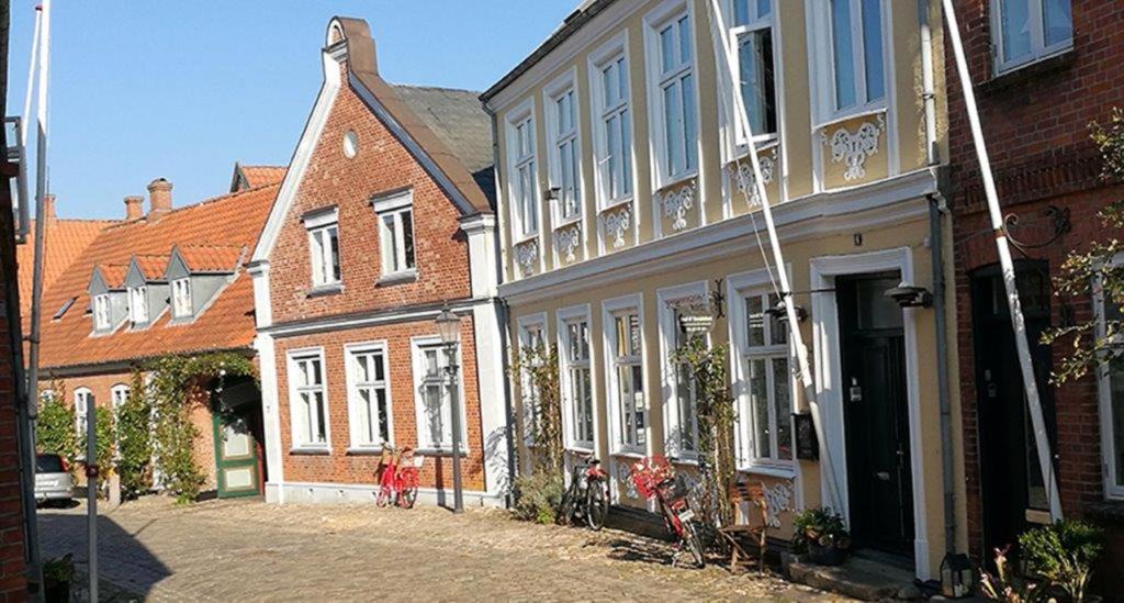 Ribe Bed & Breakfast | To sammenhængende værelser med udgang til have