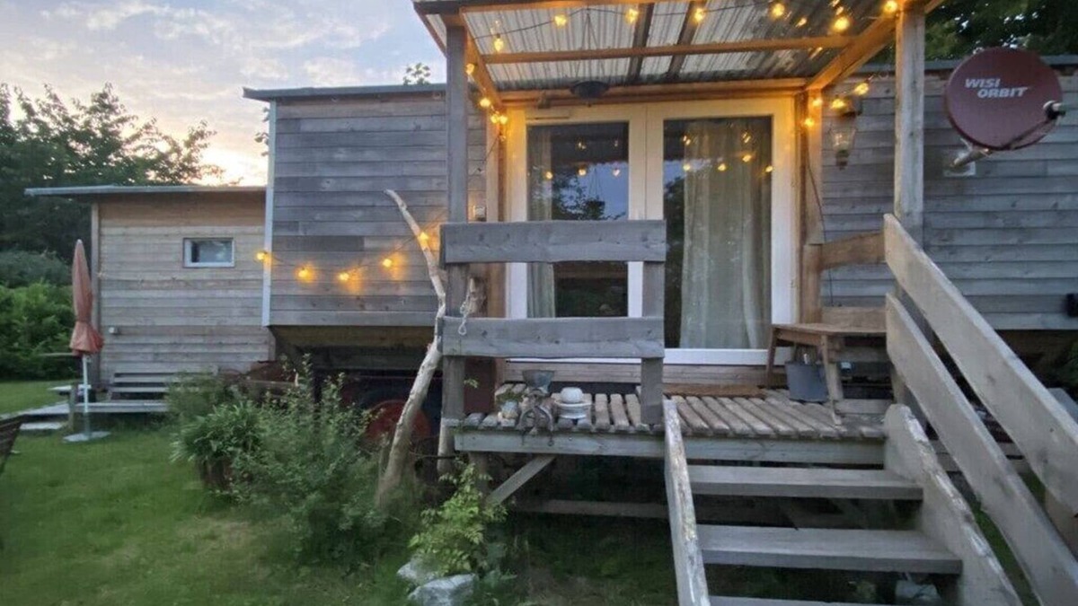 Hohennauen Ski Chalet | To the hay bale wagon