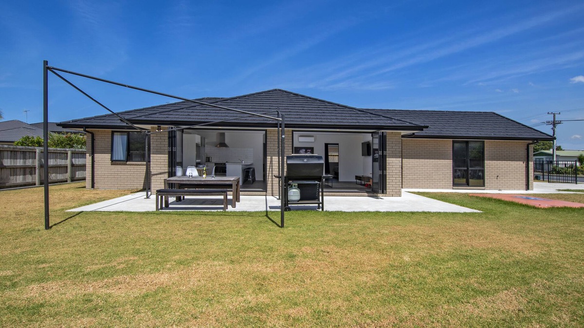 One Tree Point Cabin | To The Point - One Tree Point Holiday Home
