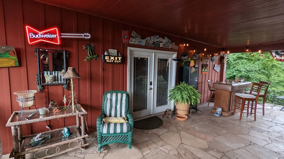 Louisville Apartment | Toad Hill: Great views! Minutes to UT & Airport! Pet Friendly!