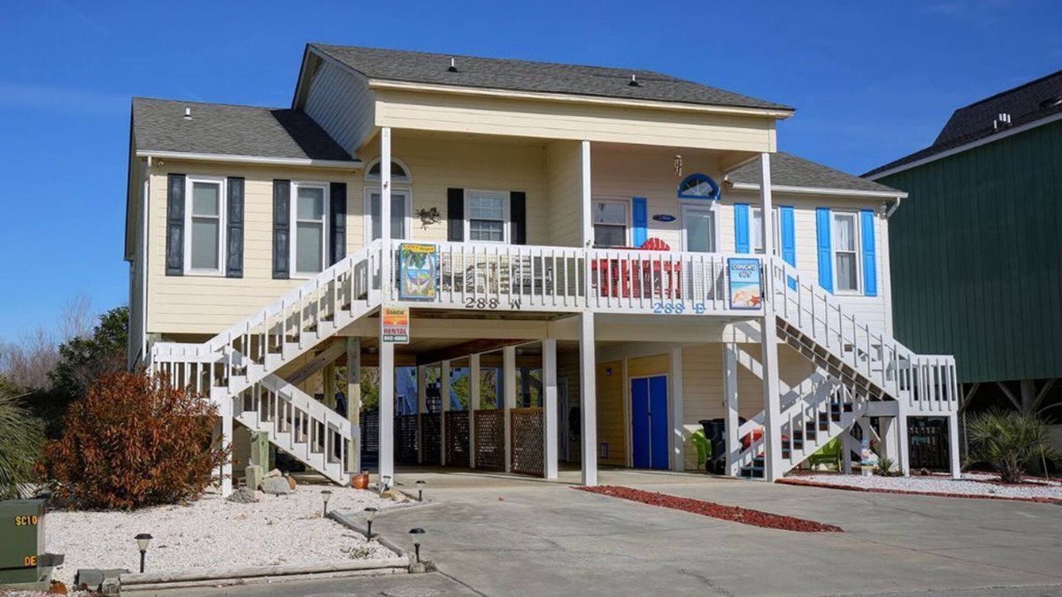 Holden Beach House | Toadally Relaxin' - Open Sunny Floor Plan - Bring Your Dog!
