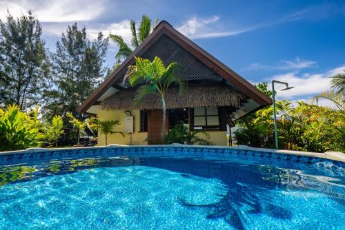 Teva I Uta Apartment | Toahere Beach House - Beachfront - Pool - Pontoon