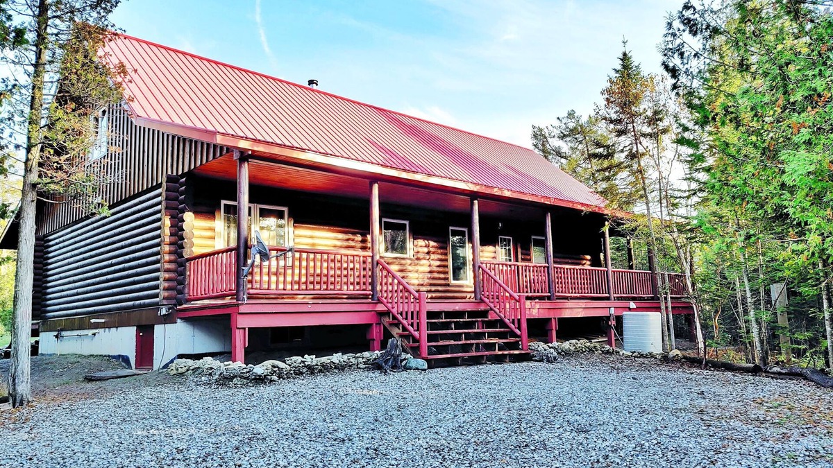 Northern Bruce Peninsula Cottage | Tobermory Peaceful Private Entire Log Cottage Spacious Fully Equipped
