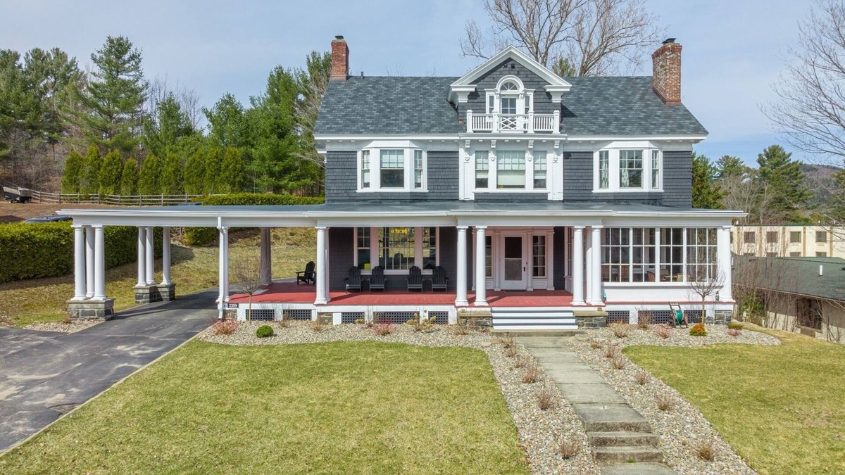Hillcrest House | Tobias Place Off Main | 9 Bed, 4 Bath
