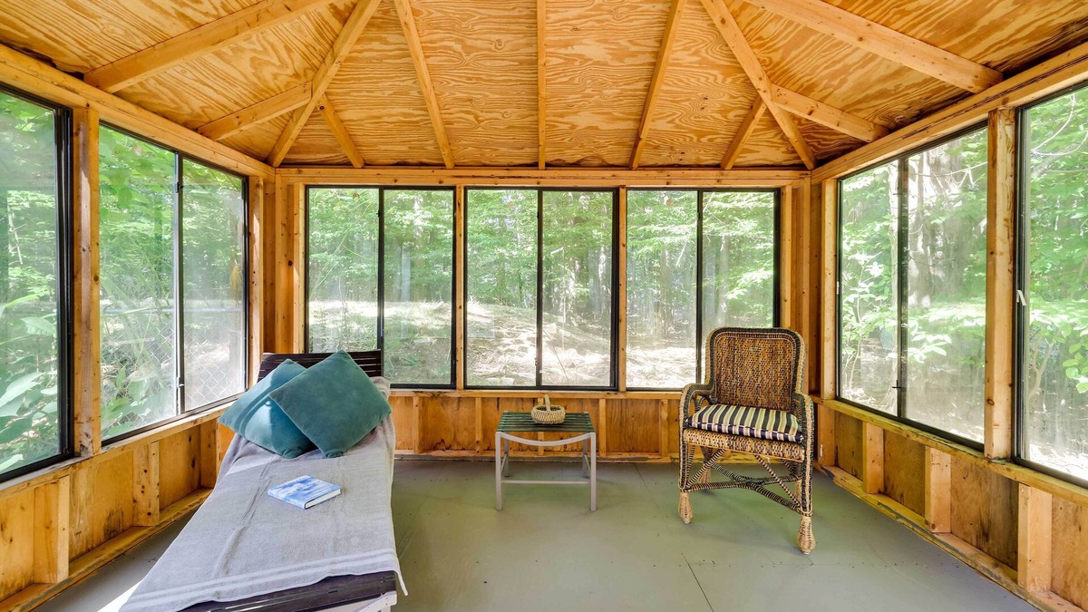 Tobyhanna Cottage | Tobyhanna Cottage w/ Screened-In Porch & Fire Pit!