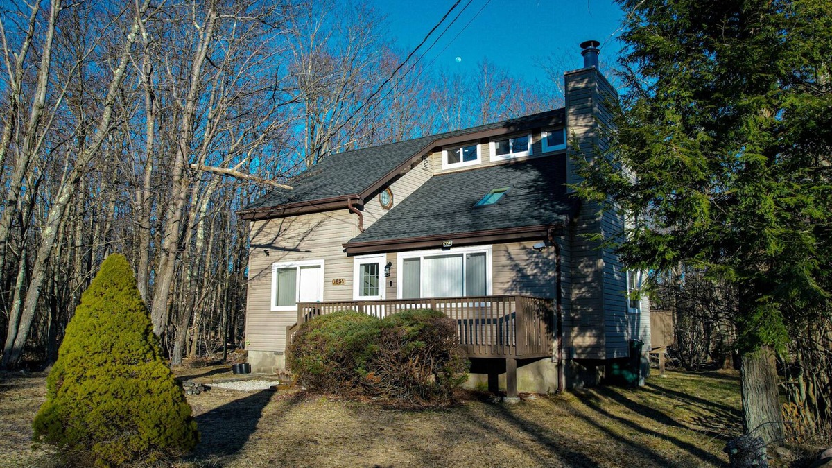 Tobyhanna House | Tobyhanna Pocono private community House with lots of amenities pool lake beach
