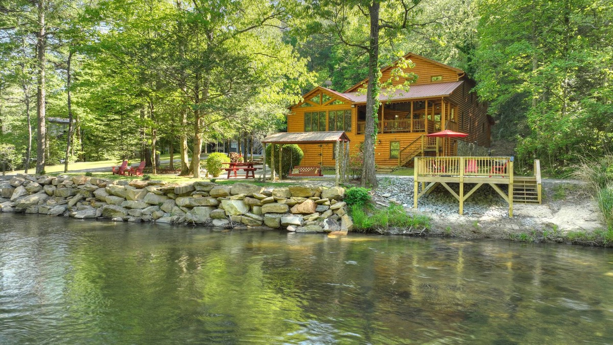 Blue Ridge Cabin | Toccoa River Frontage - Steps from the water, Sleeps 10, Fire Pit, Pet Friendly