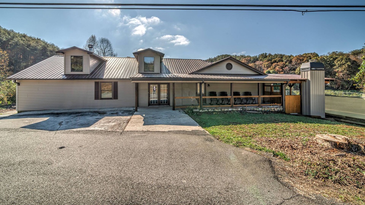 Williamstown House | Toccoa River home with fireplace, deck, central AC, & quick access to Downtown