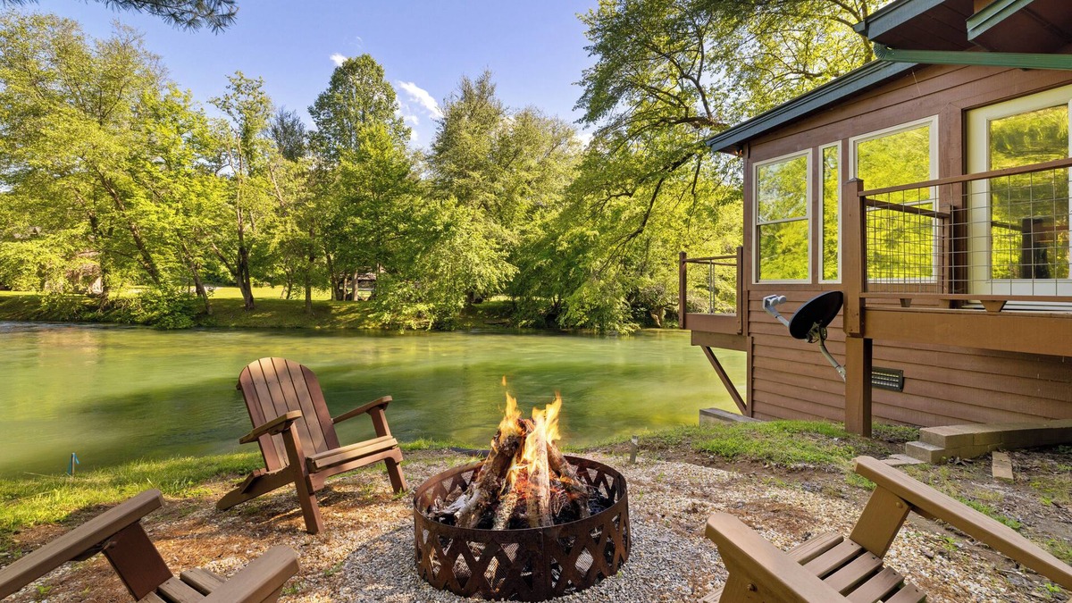 Mineral Bluff Cabin | Toccoa Riverside Cabin: Pet-Friendly, Hot Tub, Firepit & Prime Fishing Retreat