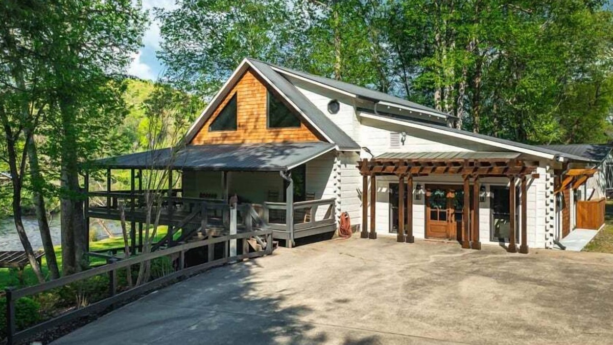 Dial House | Toccoa Time - Riverside | Pet Friendly | Hot Tub | Firepit