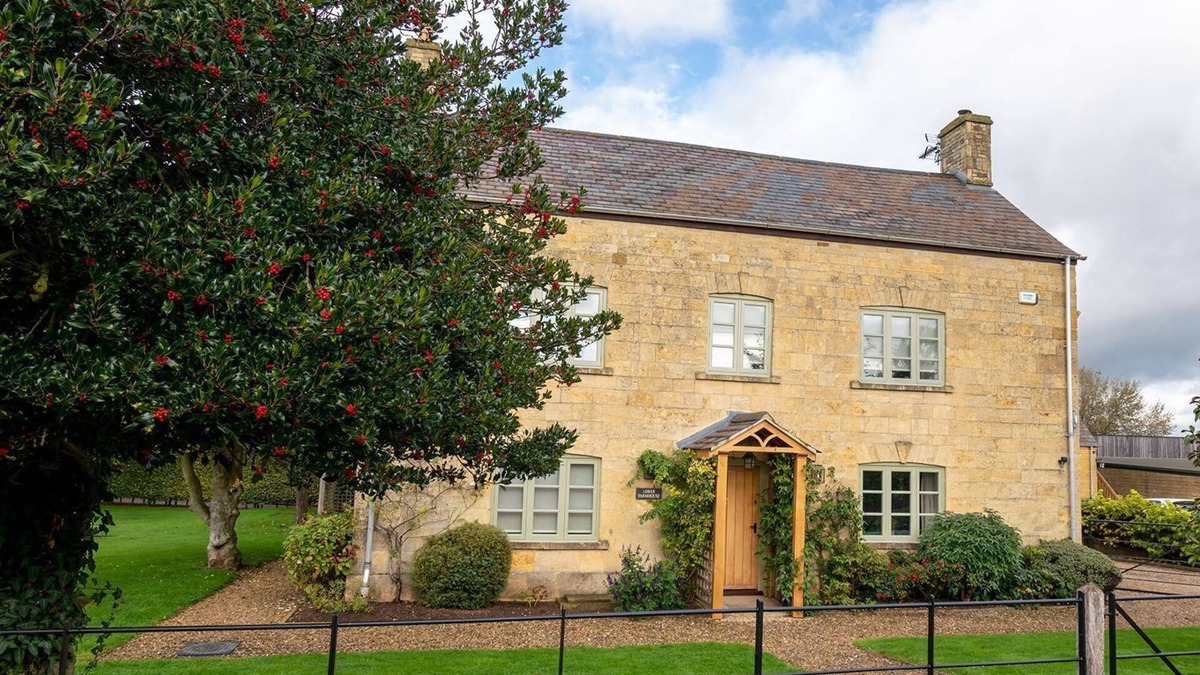 Todenham Cottage | Todenham Farmhouse - Pet friendly on a working farm
