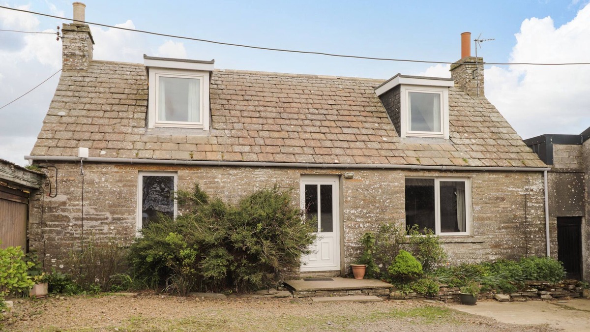 Spittal Cottage | TOFTINGALL FARM COTTAGE, pet friendly, with a garden in Watten