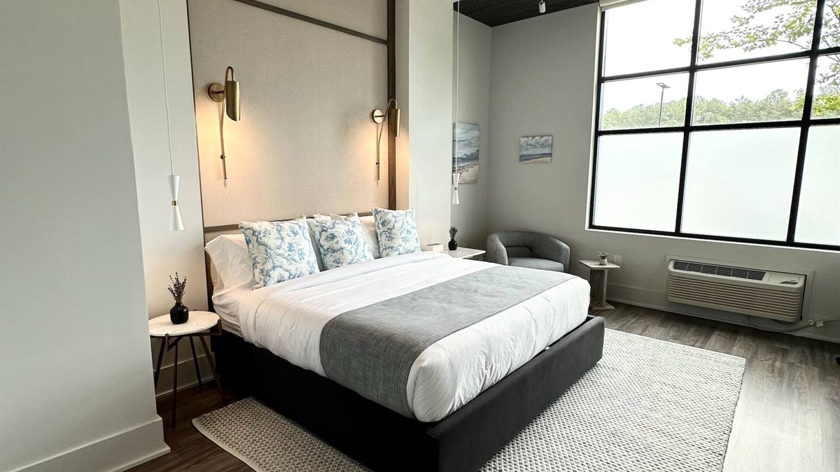 Cumming Apartment | Toile & Bubble Blueberry Thyme Suite