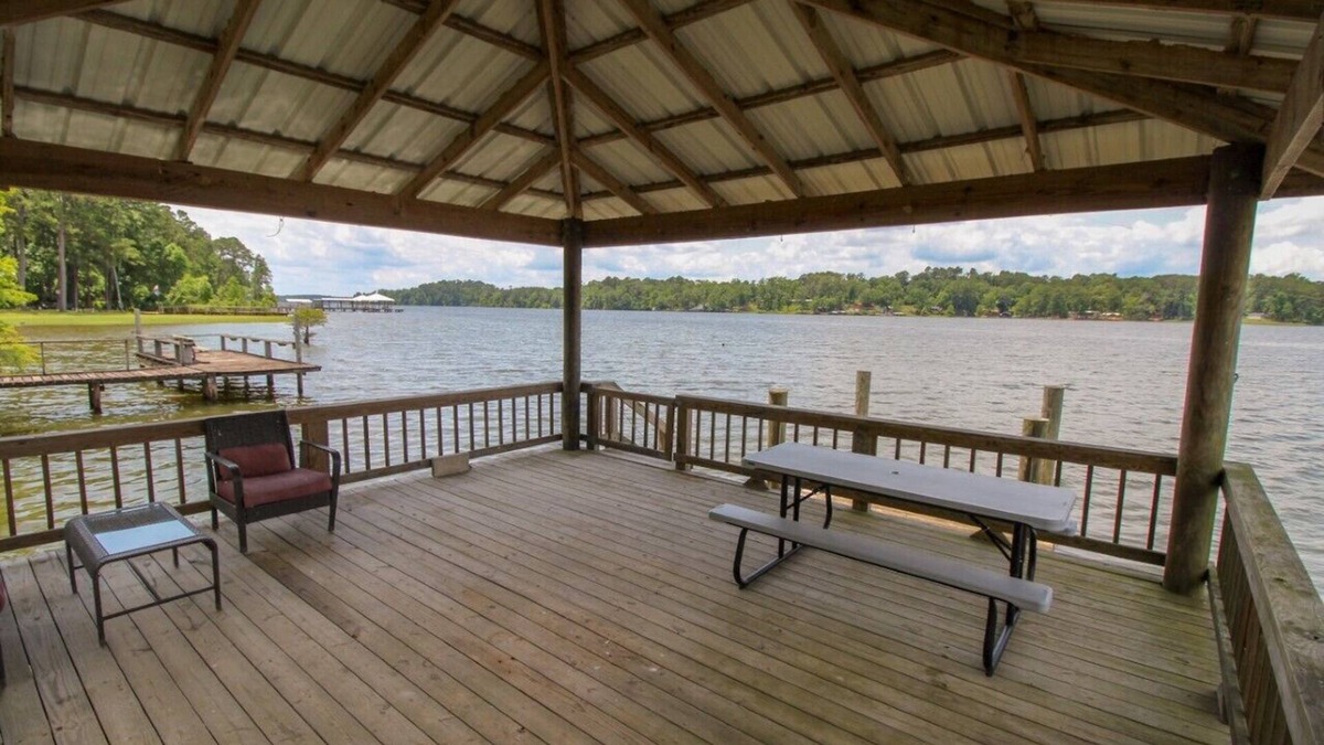 Negreet House | Toledo Bend Sleeps 9 3 Bedrooms 2 Baths Deck over lake