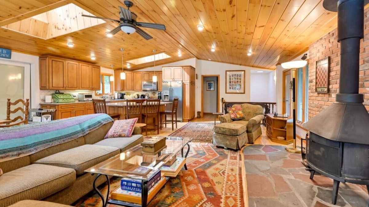 Tolland House | Tolland Lake Escape – Kayaks, Deck & Nature Trails