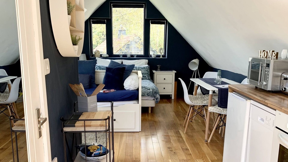 Bury St Edmunds Apartment | Tollgate Lodge Studio Apartment - Private Entrance