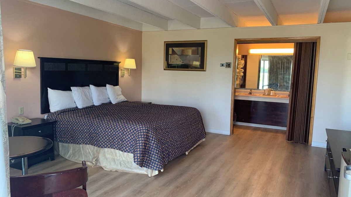 South Beloit Hotel | Tollway Inn of Beloit