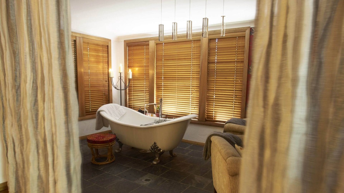 Mount Tomah Bed & Breakfast | Tomah Retreat, CHILL with Bath, Sauna and Fireplace near Botanic Gardens, Next to the Botanical Gar