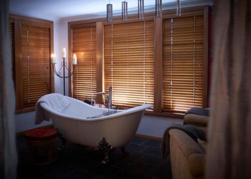 Mount Tomah Bed & Breakfast | Tomah Retreat - Studio CHILL with fireplace and clawfoot bath