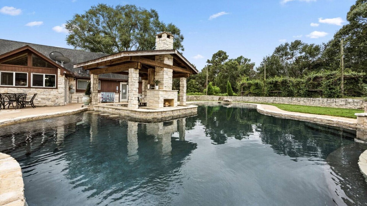 Tomball Cabin | Tomball 3-Acre Event Venue - Pool, Pond, HotTub