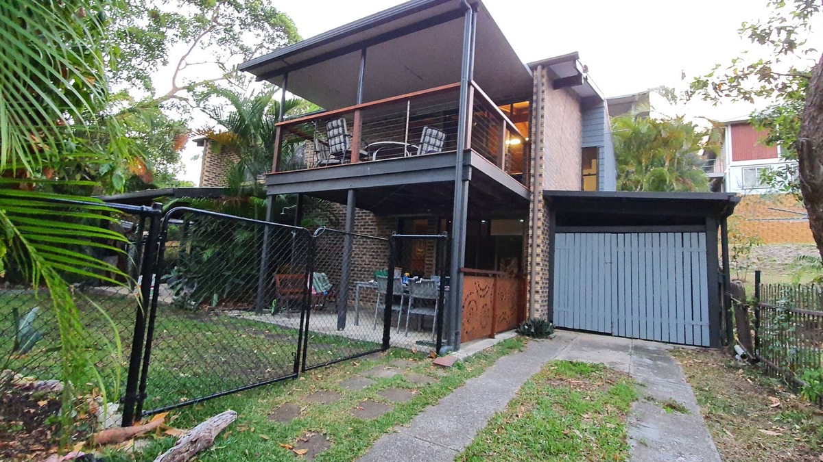 Point Lookout House | Toms Holiday House, Point Lookout Straddie sleeps 10 ducted air-con 2 bathrooms.