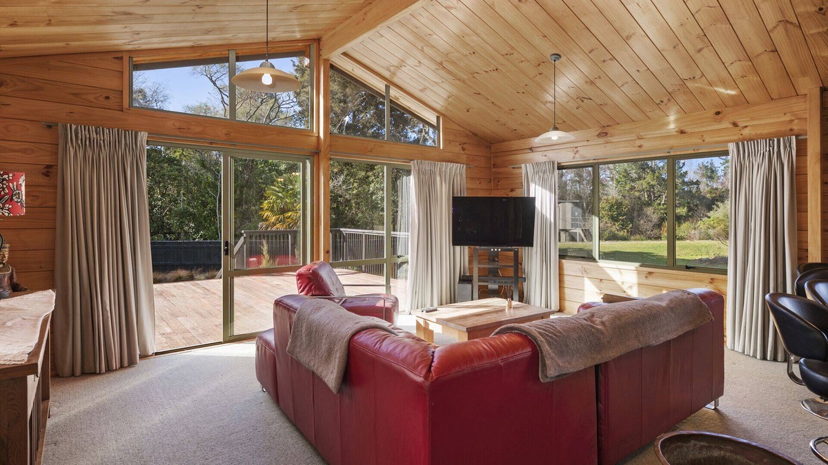 Turangi House | Tongariro Lookout - Turangi Holiday Home