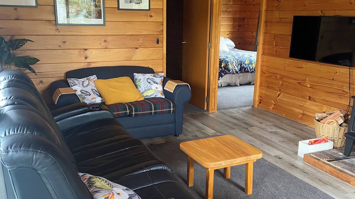 Turangi House | Tongariro's Tui Hut, on the edge of the Tongariro River