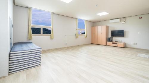 Tongyeong House | Tongyoung Sandeulhae Healling Pension