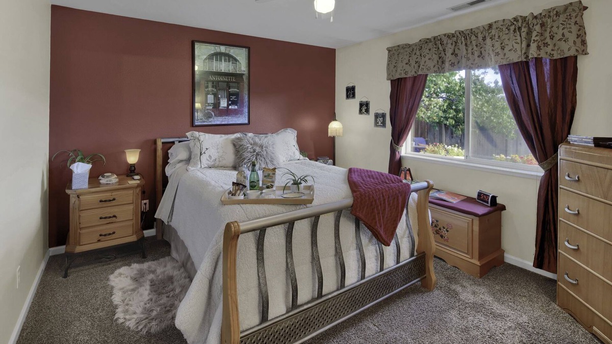 Fernley House | Toni's Country Desert Oasis Includes HOMEMADE BREAKFAST/DINNER