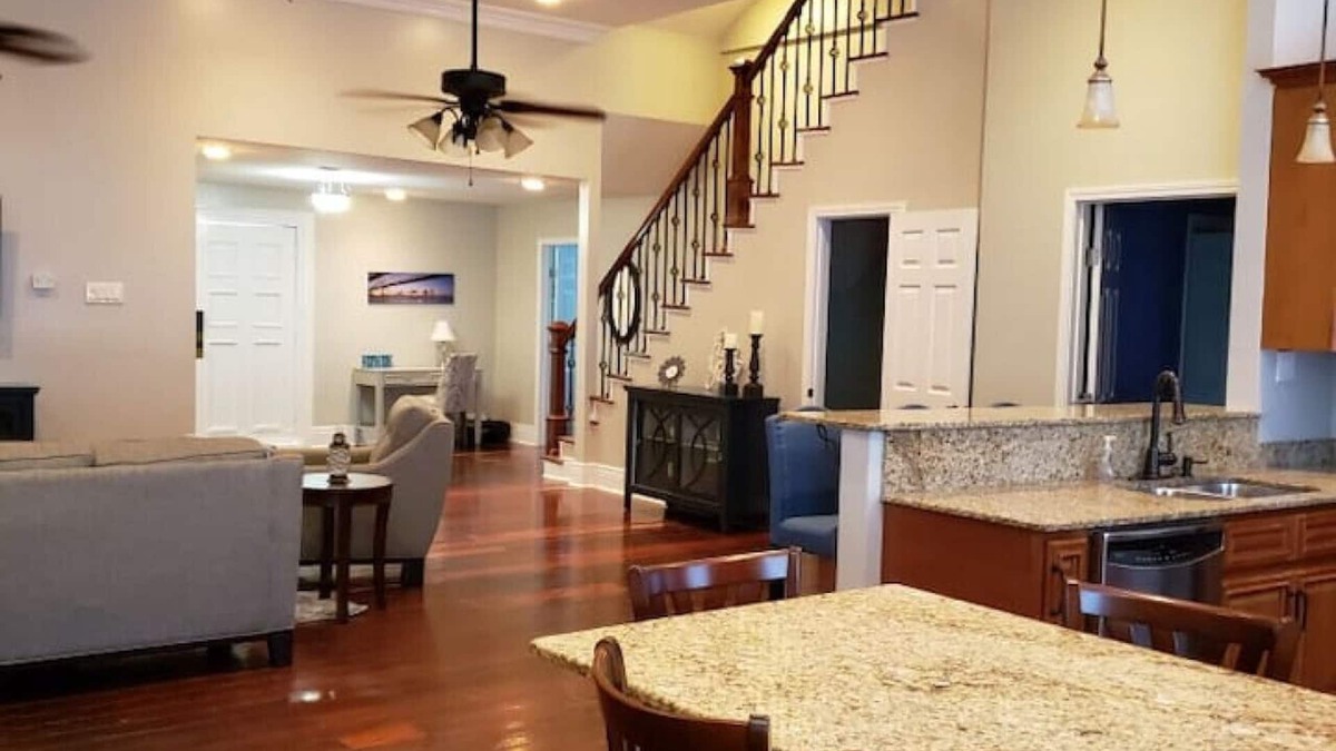 Algiers Point Apartment | Tons of Space,10 Beds,3 1/2 Bath