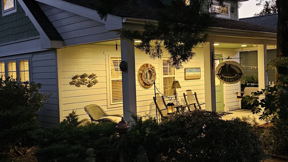 Morehead City House | TOP 5% rated, Nautical-themed Beaufort Bungalow near Downtown Beautiful Gardens