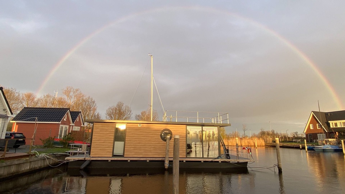 Stavoren Boat Rental | TOP Ausgestattetes Hausboot mit Dachterrasse in Stavoren am Ijsselmer