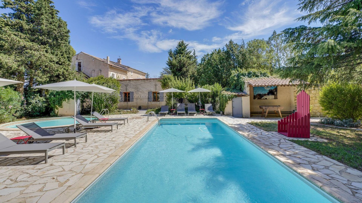 Carpentras House | Top-decorated detached house >10 sleeps, private garden, bbq, swimming pool