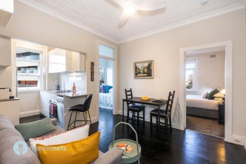 Darlinghurst Apartment | Top Floor 1 Bedroom Apt Sunroom Close To CBD