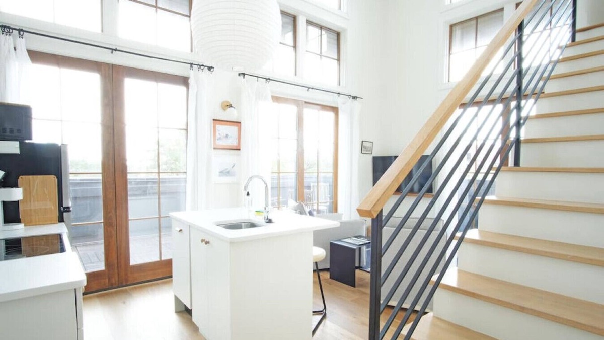 Yamacraw Village Apartment | Top-Floor 2 BR in the Heart of Downtown Savannah