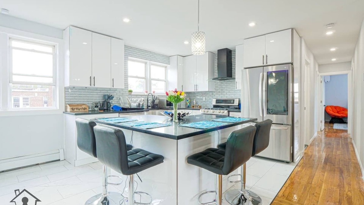 East Flatbush House | Top floor 3bdrm 1.5 bathroom apartment w/Balcony