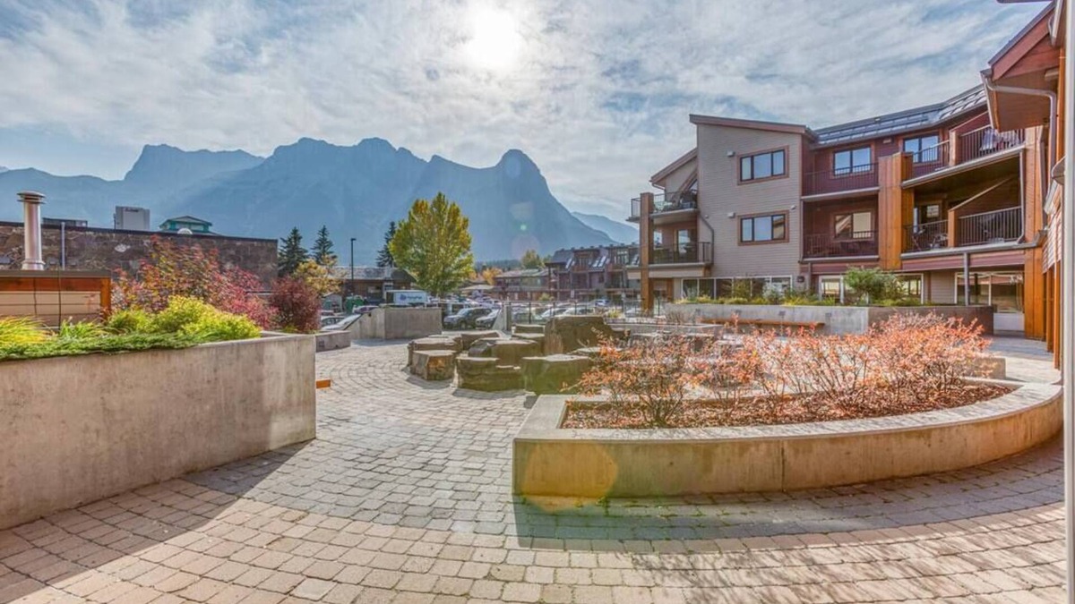Town Centre Condo | Top Floor, Amazing Views, Recently Renovated